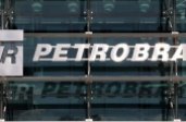 O logotipo da Petrobras, empresa estatal de petróleo, é retratado na sede da empresa em Vitoria, Espírito Santo, Brasil, 10 de fevereiro de 2017. REUTERS / Paulo Whitaker