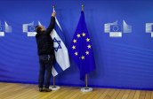 Funcionário remove bandeira de Israel, na sede da Comissão Europeia em Bruxelas, na Bélgica 11/12/2017 REUTERS/Eric Vidal