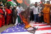 Membros da Frente de Defensores Islâmicos queimam foto do presidente dos EUA, Donald Trump, durante protesto devido ao reconhecimento de Jerusalém como capital de Israel, perto da embaixada dos EUA em Jacarta, Indonésia 11/12/2017 REUTERS/Beawiharta