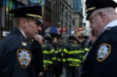 Policiais de Nova York fazem segurança perto de terminal de transportes 11/12/2017 REUTERS/Amr Alfiky